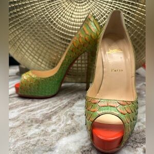 CHRISTIAN LOUBOUTIN PEEP-TOE